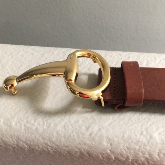 This leather belt has a great buckle .size small - Picture 1 of 4